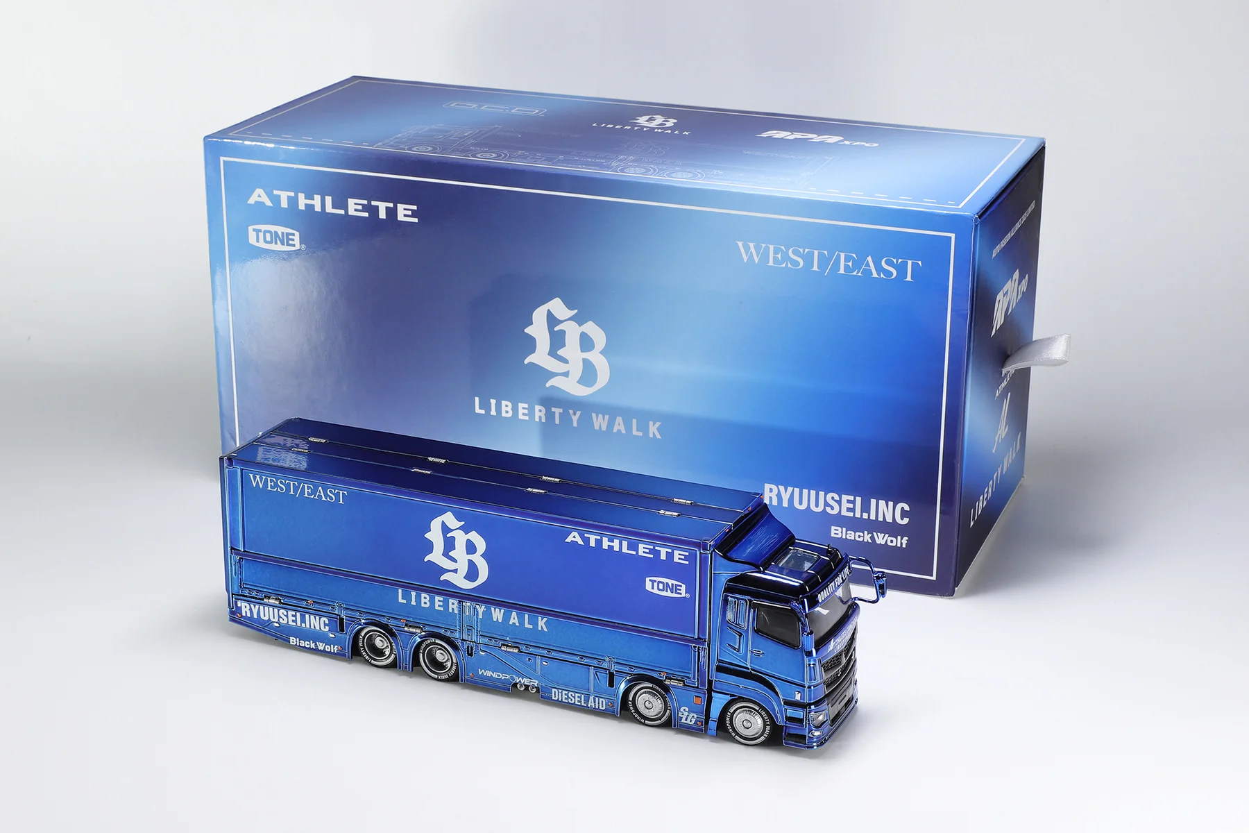 GCD 1:64 LBWK MITSUBISHI FUSO SUPER GREAT TRANSPORT TRUCK CHROME BLUE APA XPO EXCLUSIVE - Image 3